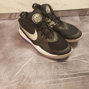 Nike Team Hustle D9 Black, Grey, White Metallic (GS) Size 7Y Basketball Shoes.